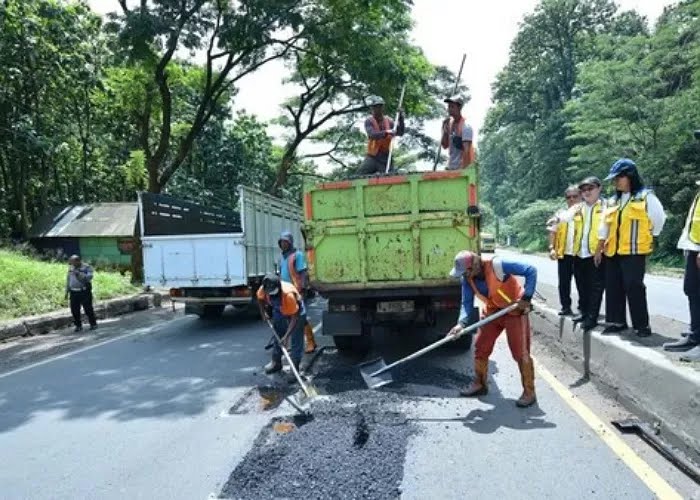 Ilustrasi penutupan lubang jalan