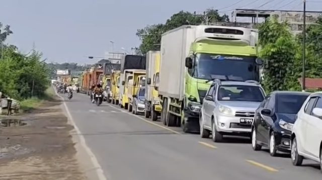 Kemacetan panjang di jembatan Aurduri l, Kota Jambi, Provinsi Jambi