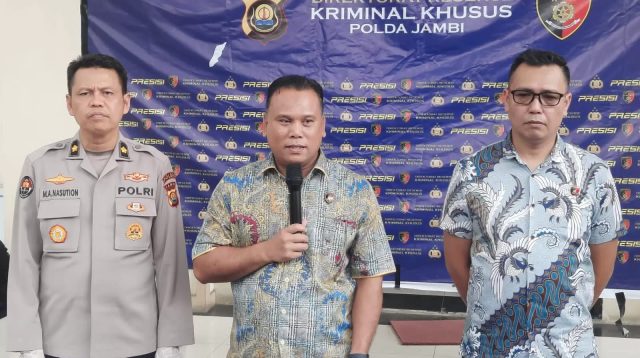 Wadirreskrimsus AKBP Taufik Nurmandia saat pimpin konferensi pers kasus dugaan tindak pidana korupsi SPj fiktif ditingkatkan ke penyidikan (MJB/M Ichsan)