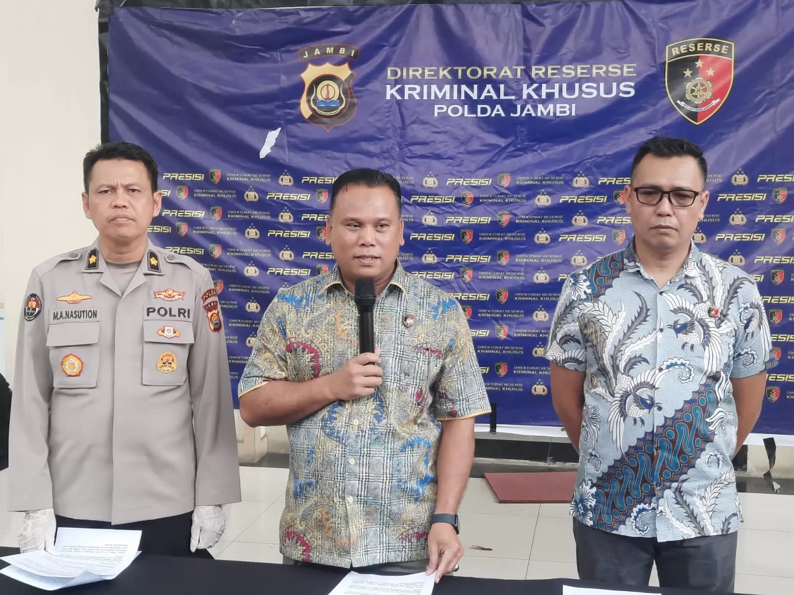 Wadirreskrimsus AKBP Taufik Nurmandia saat pimpin konferensi pers kasus dugaan tindak pidana korupsi SPj fiktif ditingkatkan ke penyidikan (MJB/M Ichsan)