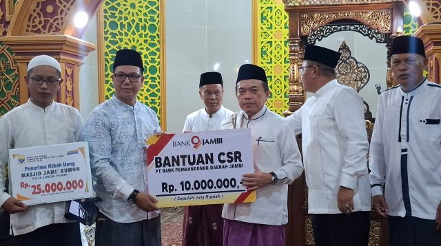 Gubernur Jambi Al Haris serahkan bantuan di Masjid Kumun, Sungai Penuh