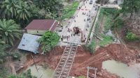 Penampakan proses pengerjaan jembatan Bailey di jalan lintas Sumatera Jambi-Padang