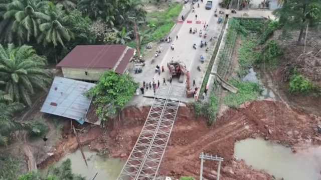 Penampakan proses pengerjaan jembatan Bailey di jalan lintas Sumatera Jambi-Padang