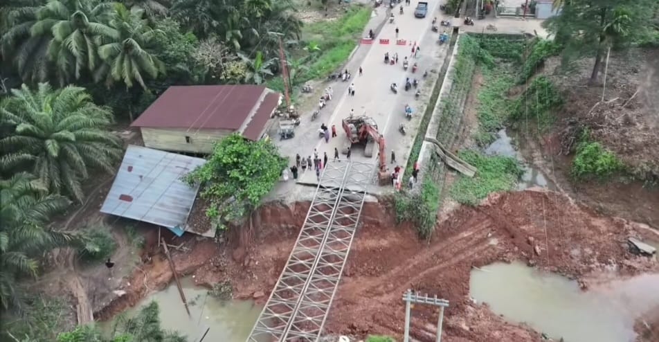 Penampakan proses pengerjaan jembatan Bailey di jalan lintas Sumatera Jambi-Padang