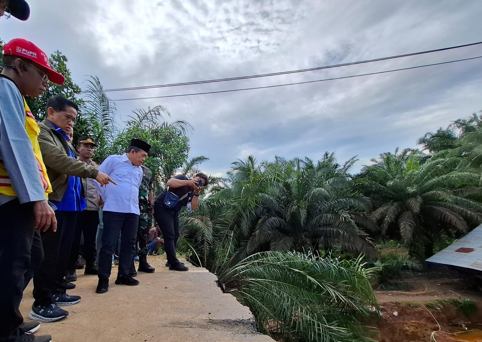 Gubernur Jambi, Al Haris tinjau kondisi jalan lintas Jambi-Sumatera Barat yang putus