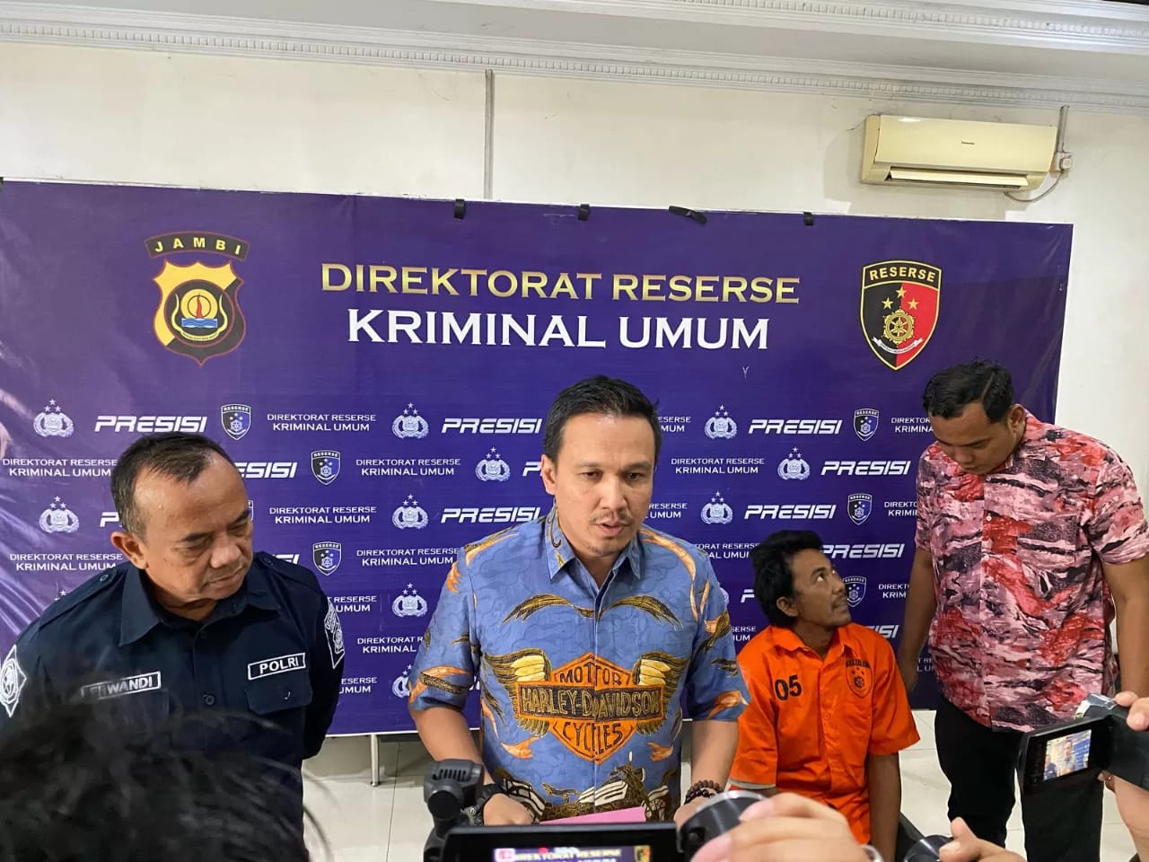 Conference pers terkait penangkapan tersangka pembunuh Matnur sopir travel Jambi (Mario/MJB)