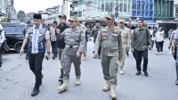 Walikota Jambi, Maulana (tengah memakai topi) dan wakil Walikota Jambi, Diza (baju dan topi hitam)