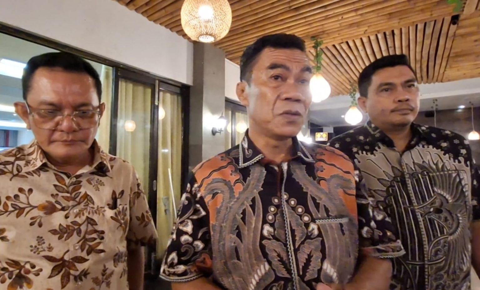 Ketua PPTB Provinsi Jambi, Asnawi (tengah)
