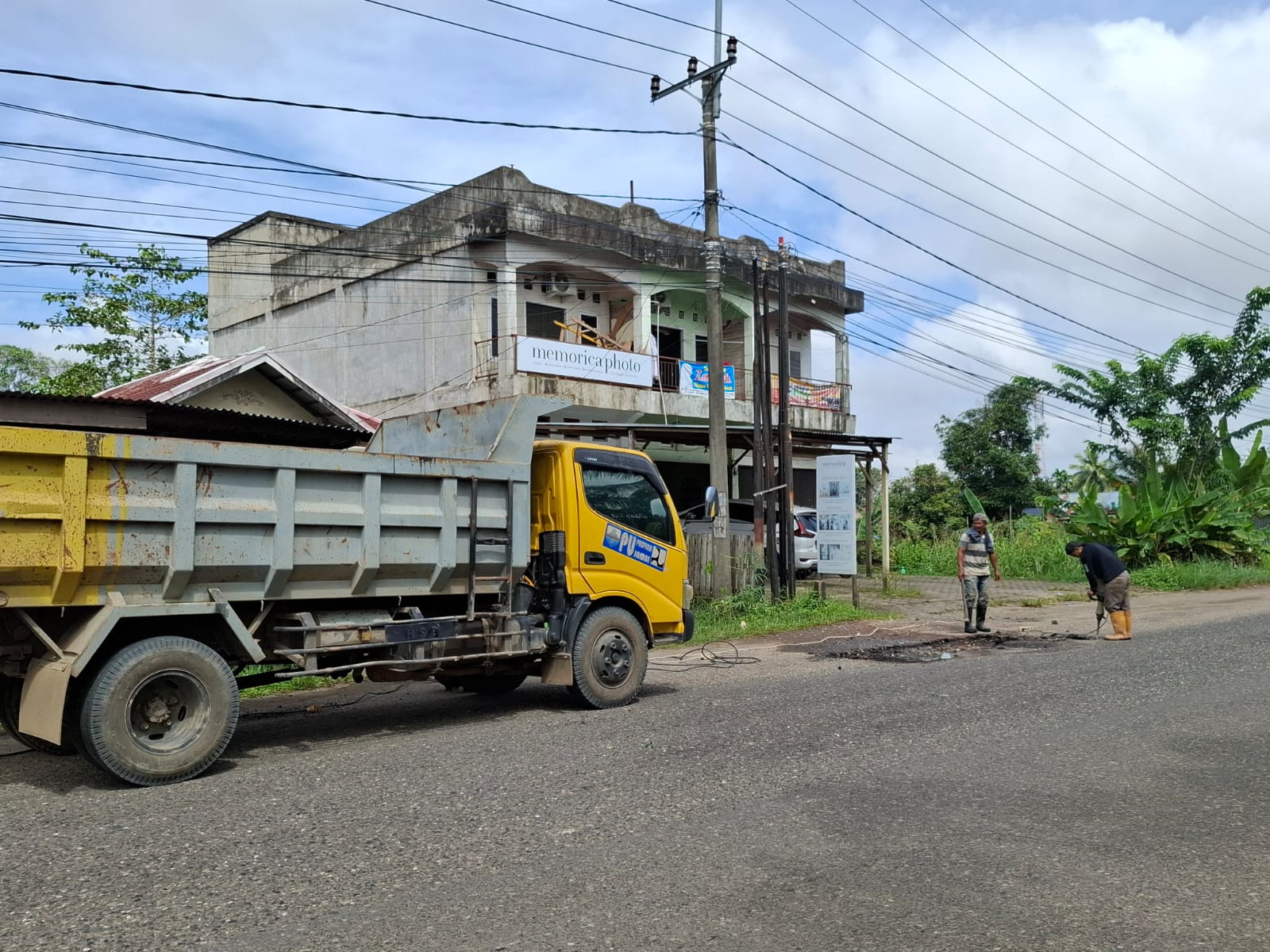 Perbaikan jalan yang dilakukan Dinas PUPR Provinsi Jambi