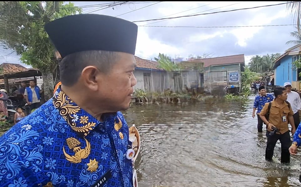 Gubernur Al Haris tinjau lokasi banjir di Kelurahan Penyengat Rendah, Kecamatan Telanaipura, Kota Jambi