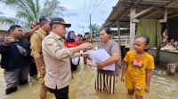 Gubernur Jambi Al Haris serahkan bantuan untuk korban banjir di Kabupaten Muaro Jambi