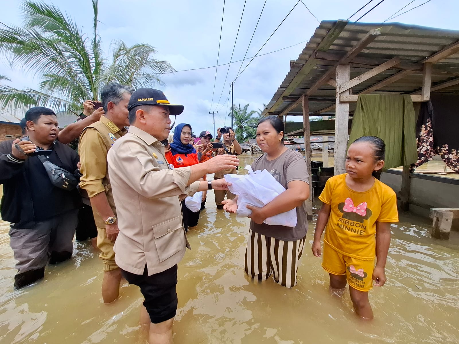 Gubernur Jambi Al Haris serahkan bantuan untuk korban banjir di Kabupaten Muaro Jambi