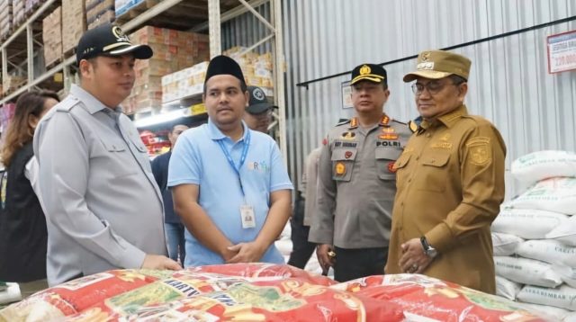 Ketua DPRD Kota Jambi, Kemas Faried Alfarelly mendampingi Walikota Jambi Maulana sidak di pasar