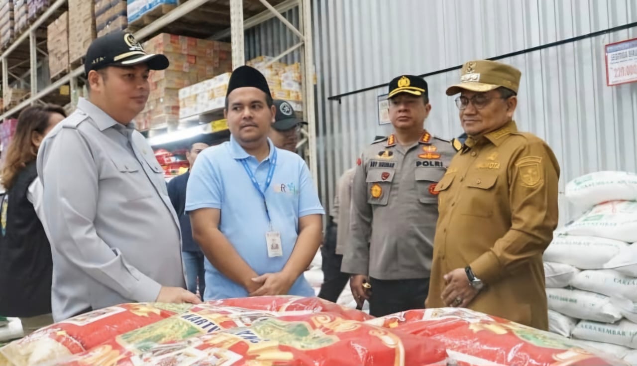 Ketua DPRD Kota Jambi, Kemas Faried Alfarelly mendampingi Walikota Jambi Maulana sidak di pasar
