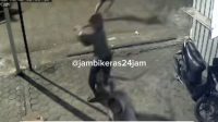 Gengster serang pemuda di dekat masjid Simpang Rimbo (tangkapan layar @jambikeras24jam)