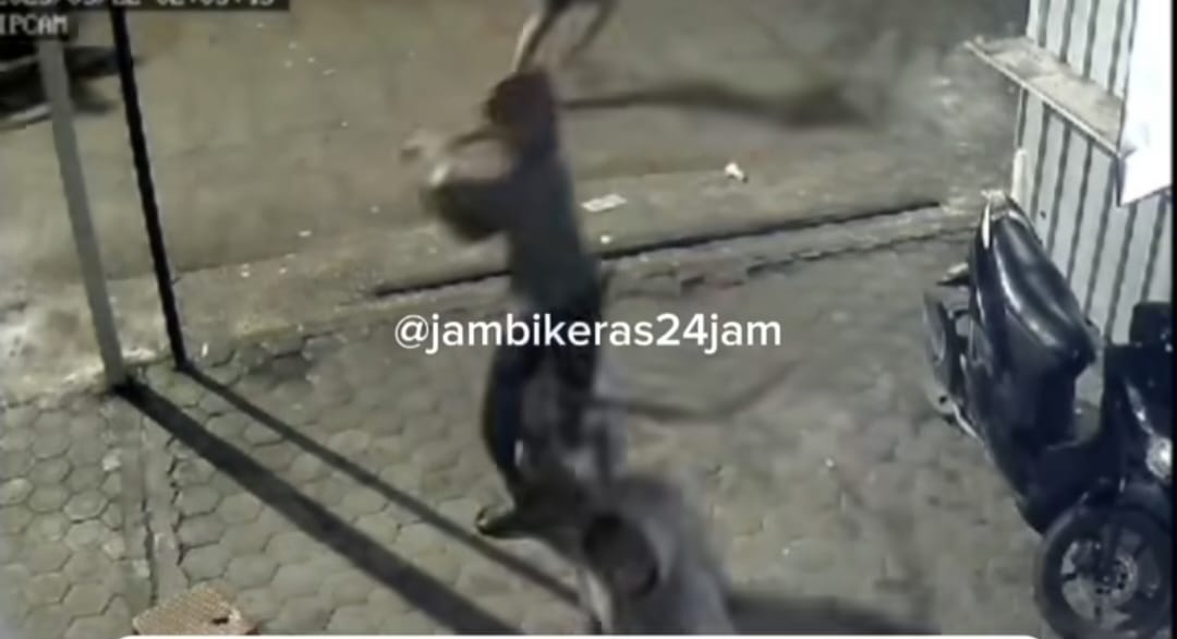 Gengster serang pemuda di dekat masjid Simpang Rimbo (tangkapan layar @jambikeras24jam)