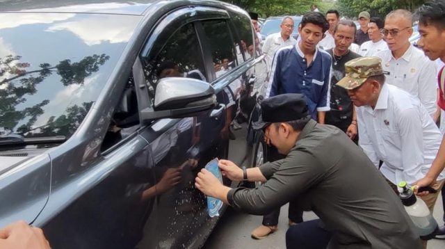 Bupati Merangin Syukur pasang stiker Pemkab di mobil Dinas pejabat Merangin