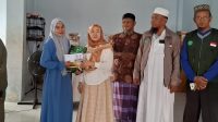 Ketua TP PKK Provinsi Jambi, Hesnidar Haris serahkan bantuan di Pondok Pesantren Al-Fatih Kota Jambi