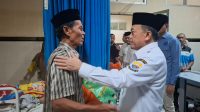 Gubernur Jambi Al Haris kunjungi pasien di RSUD Raden Mattaher Jambi dan serahkan bingkisan kue lebaran