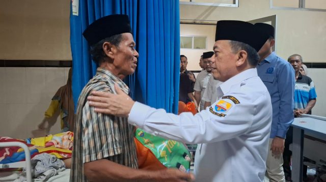 Gubernur Jambi Al Haris kunjungi pasien di RSUD Raden Mattaher Jambi dan serahkan bingkisan kue lebaran