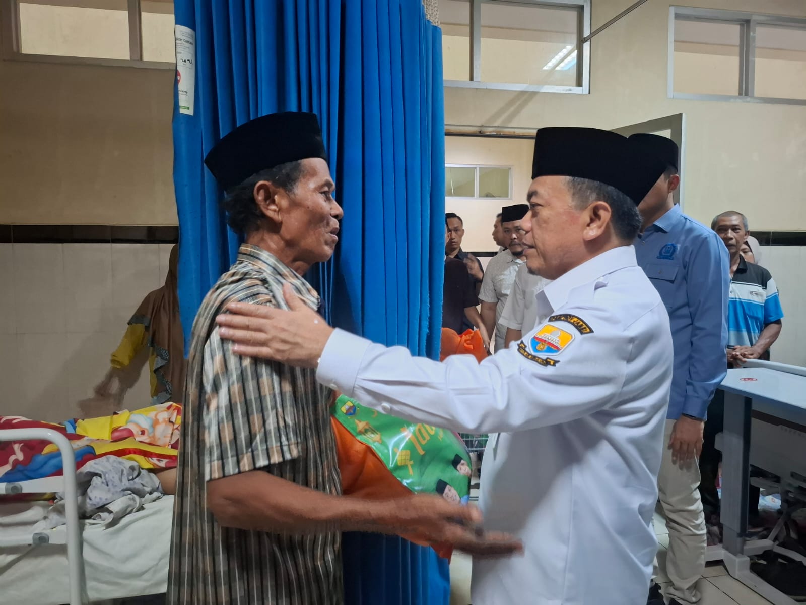Gubernur Jambi Al Haris kunjungi pasien di RSUD Raden Mattaher Jambi dan serahkan bingkisan kue lebaran