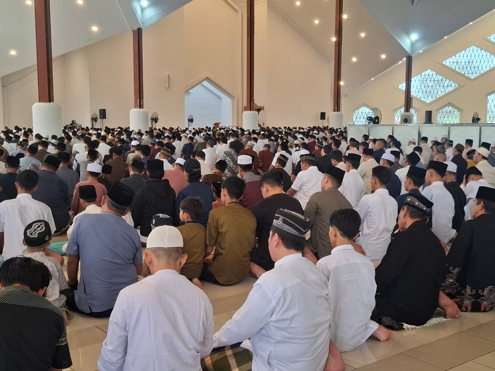 Gubernur Jambi Al Haris sholat Idul Fitri 1446 H di masjid Tsamaratul Insan (Islamic Center) Jambi