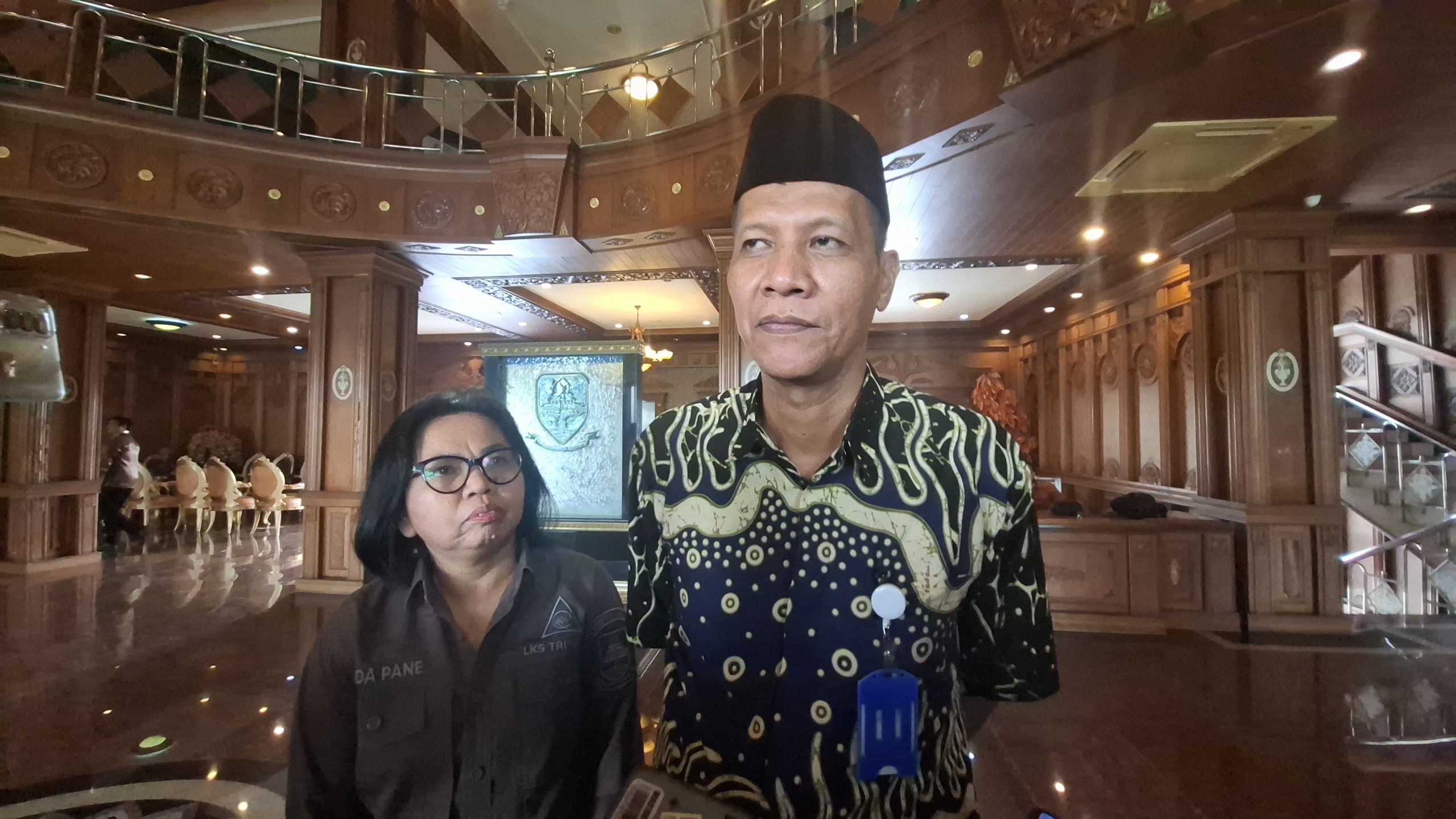 Plt. Kepala Disnakertrans Provinsi Jambi, Dody Haryanto Farmin ( pakaian batik)