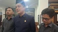 Ketua DPRD Provinsi Jambi, M Hafiz Fattah (tengah)
