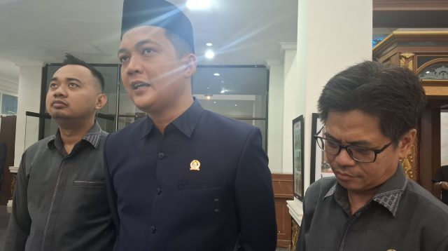Ketua DPRD Provinsi Jambi, M Hafiz Fattah (tengah)