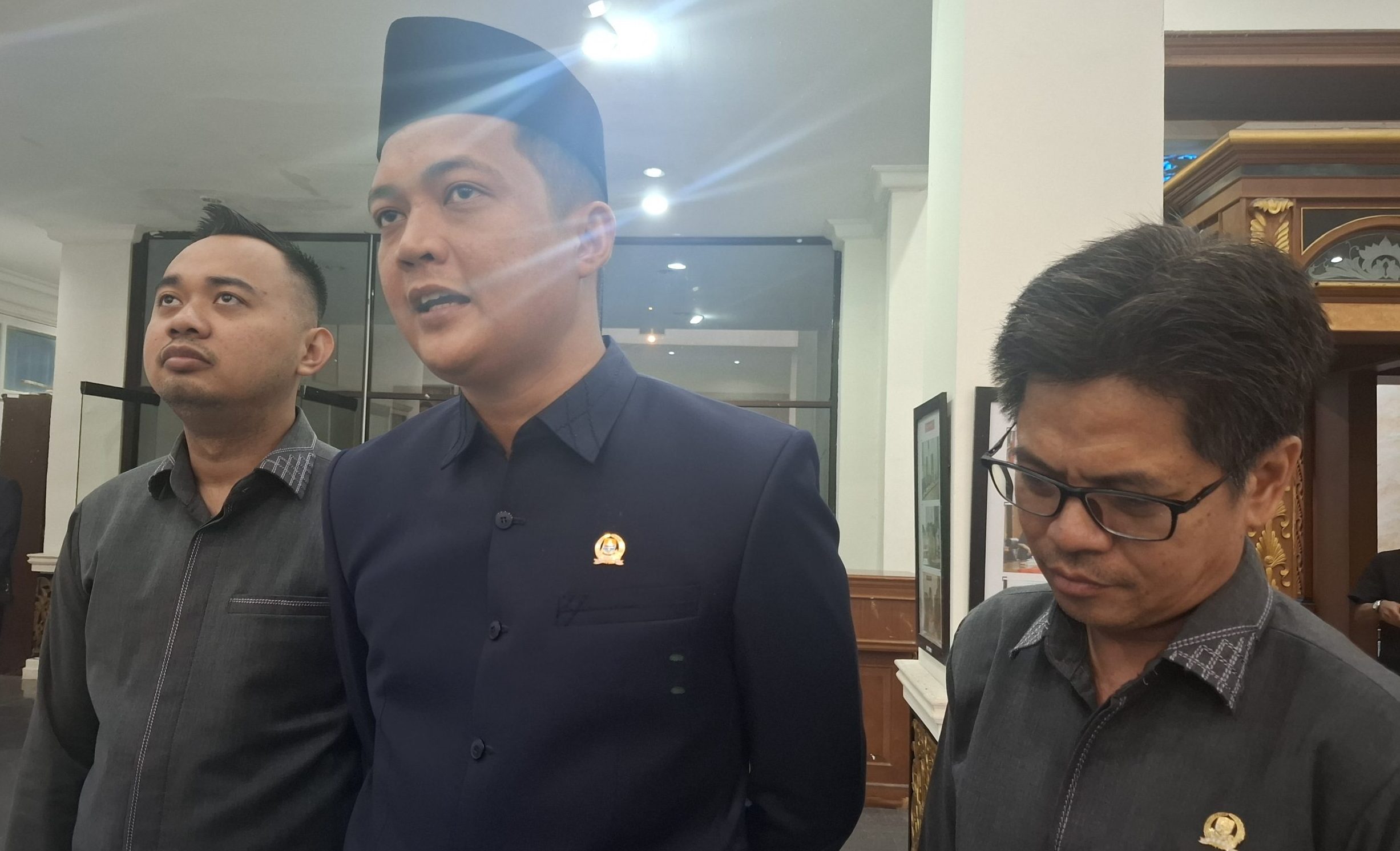 Ketua DPRD Provinsi Jambi, M Hafiz Fattah (tengah)