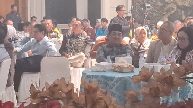 Bupati Tanjabbar, Anwar Sadat (baju batik/peci hitam)