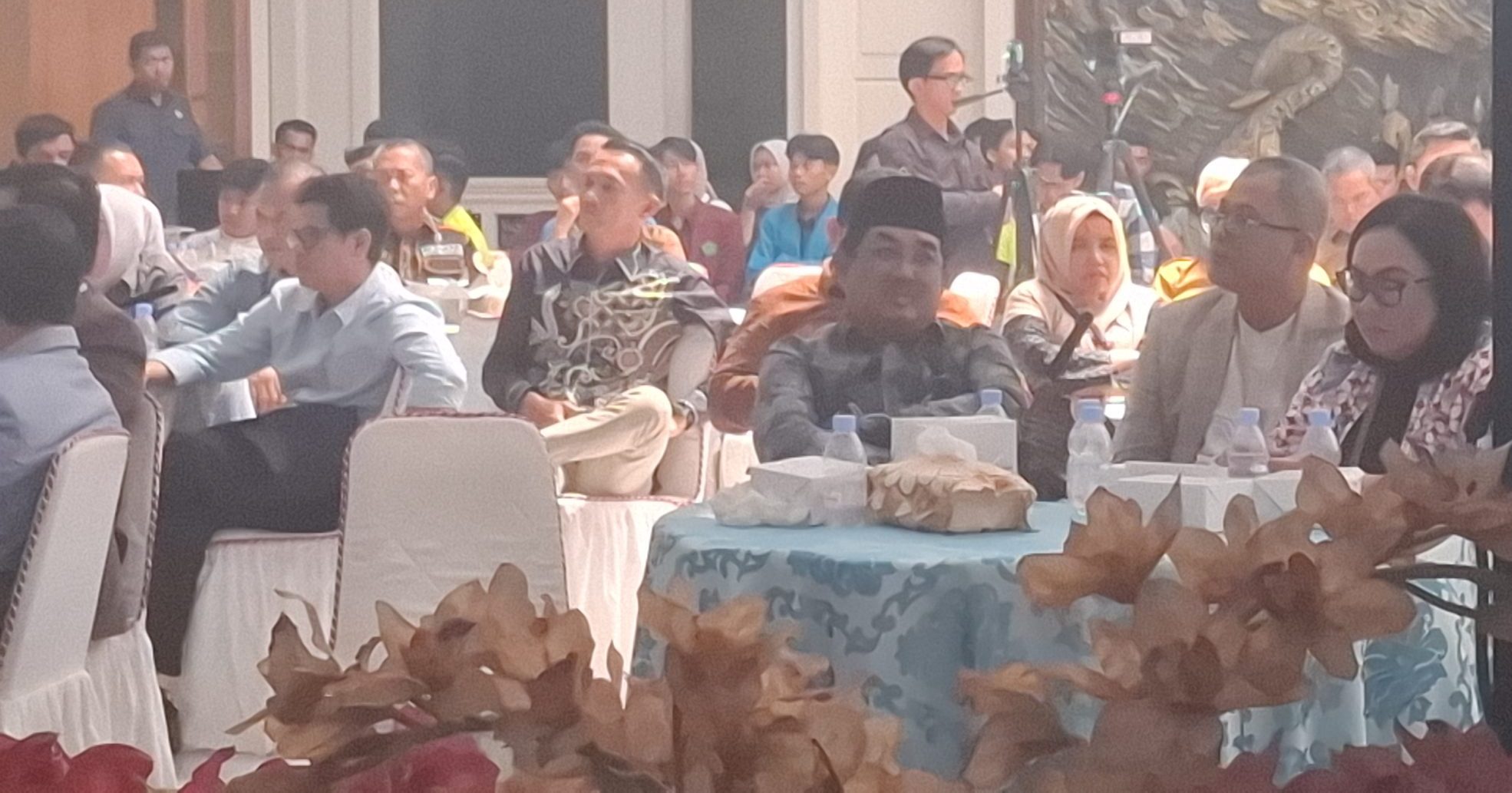 Bupati Tanjabbar, Anwar Sadat (baju batik/peci hitam)