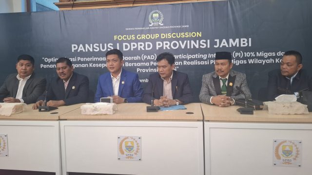 Ketua DPRD Provinsi Jambi, M Hafiz Fattah (jas warna biru)