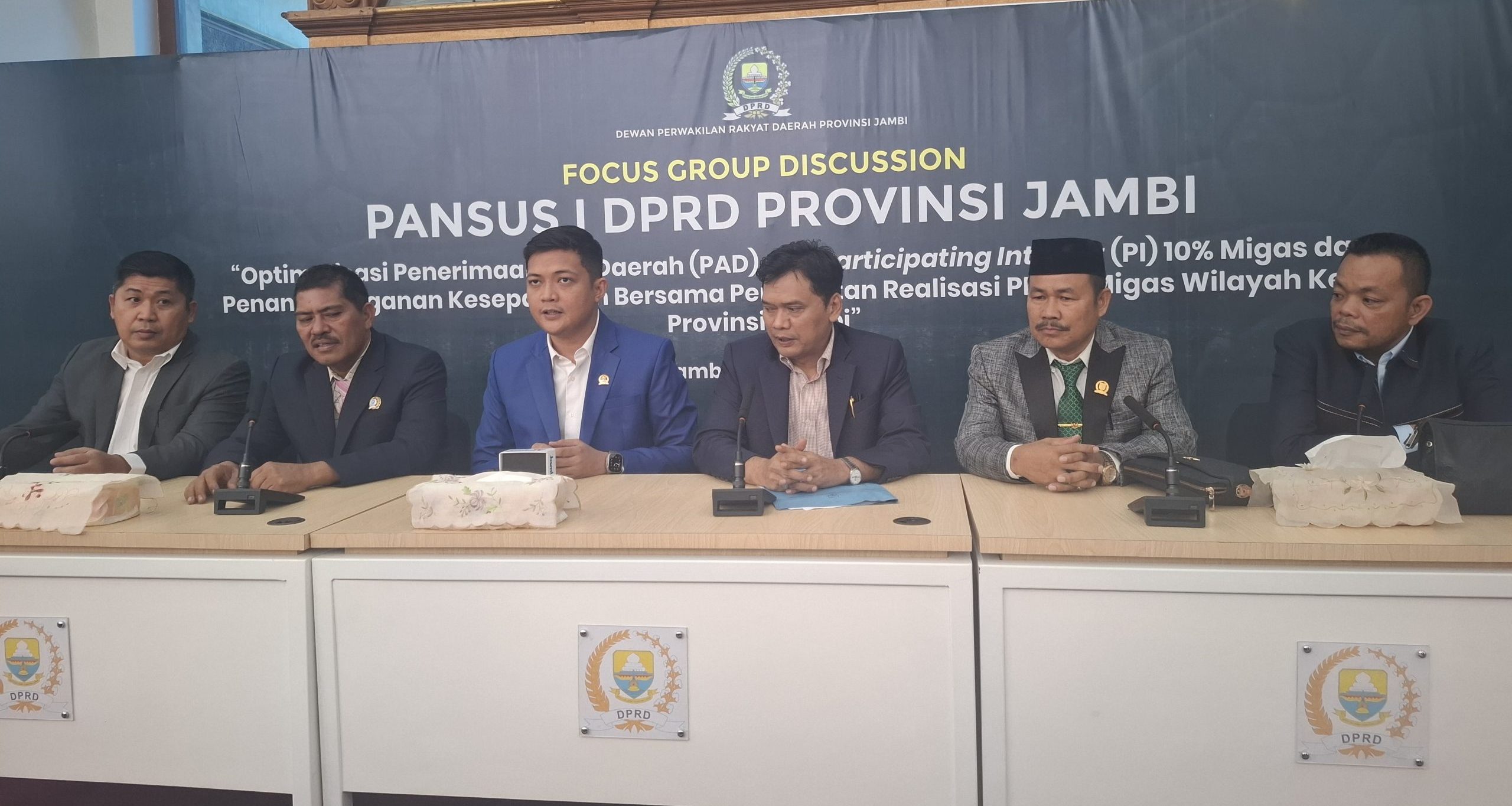 Ketua DPRD Provinsi Jambi, M Hafiz Fattah (jas warna biru)