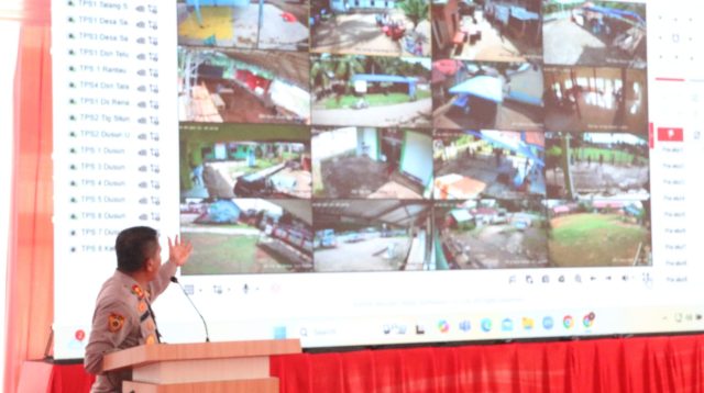 Kapolres Bungo, AKBP Natalena tunjukkan CCTV pantau di 21 TPS PSU