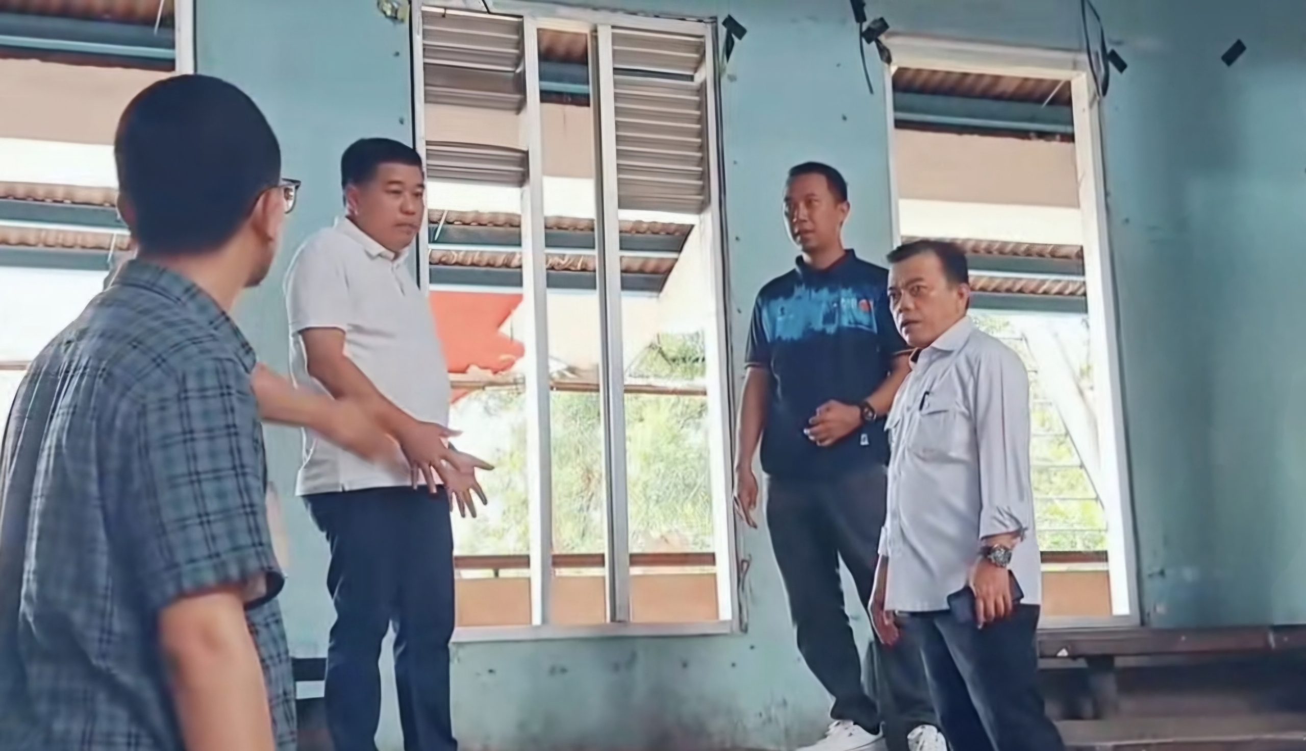 Gubernur Jambi Al Haris tinjau kondisi Gor Kota Baru bersama Kadis PUPR Provinsi Jambi, Muzakir