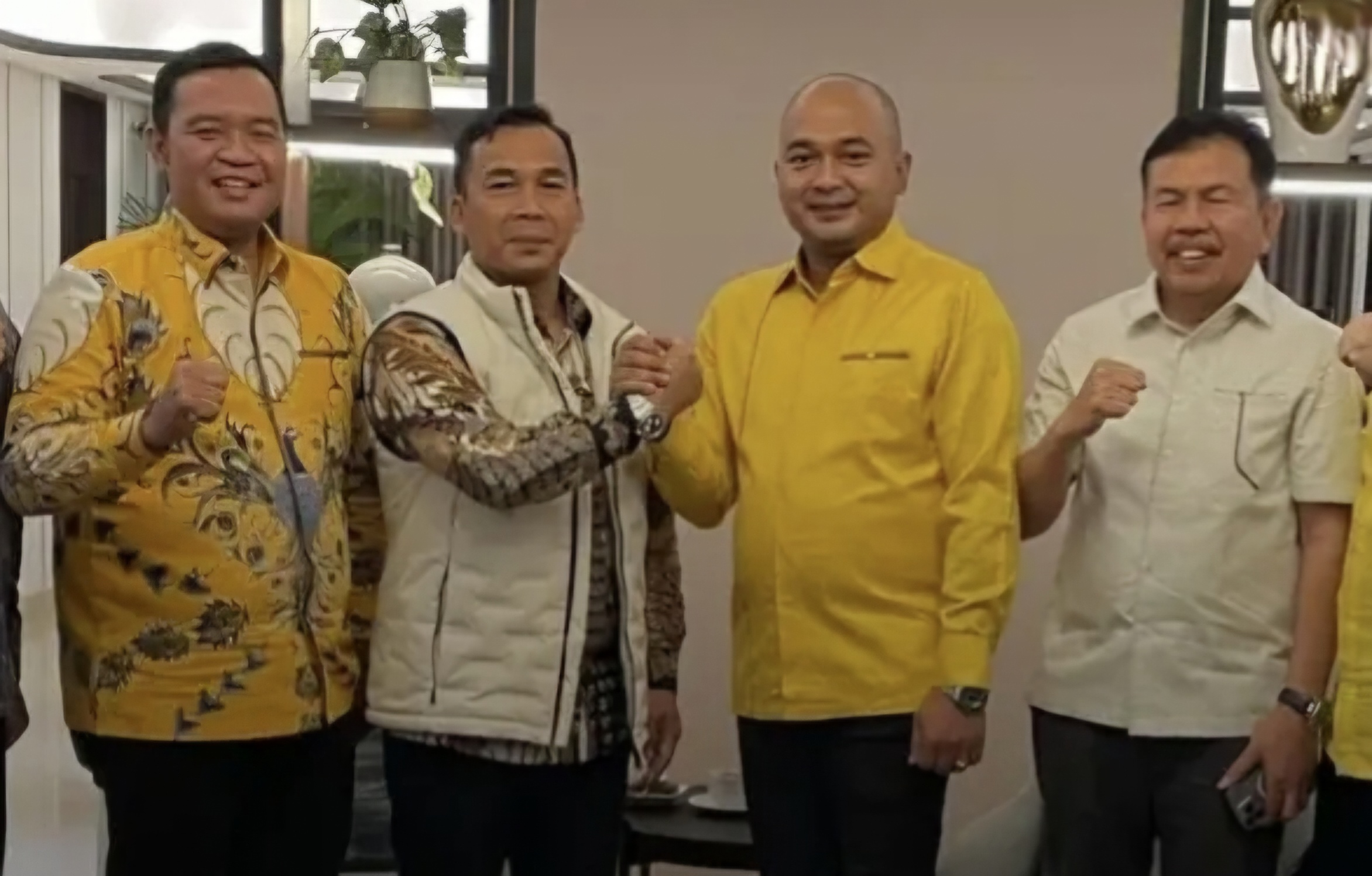 Bupati Tebo, Agustus Rubiyanto (Kemeja panjang berwarna kuning)