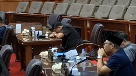 Momen anggota DPRD Provinsi Jambi, Edminuddin tidur saat sidang paripurna