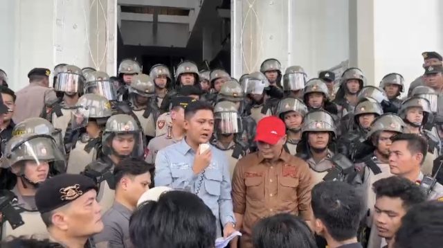 Ketua DPRD Provinsi Jambi, M Hafiz Fattah menyambut kedatangan aksi massa