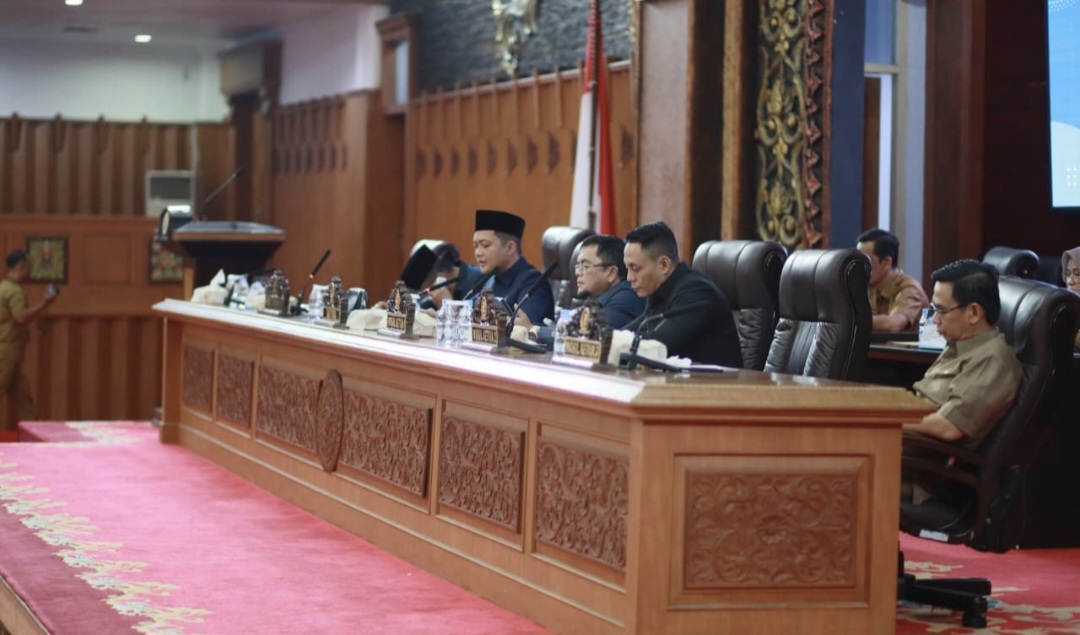 Ketua DPRD Provinsi Jambi, M Hafiz Fattah pimpin rapat paripurna penyampaian Pansus terhadap LKPJ Gubernur Jambi tahun anggaran 2024