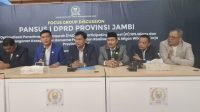 Ketua DPRD Provinsi Jambi, M Hafiz Fattah bersama Pansus l DPRD Provinsi Jambi