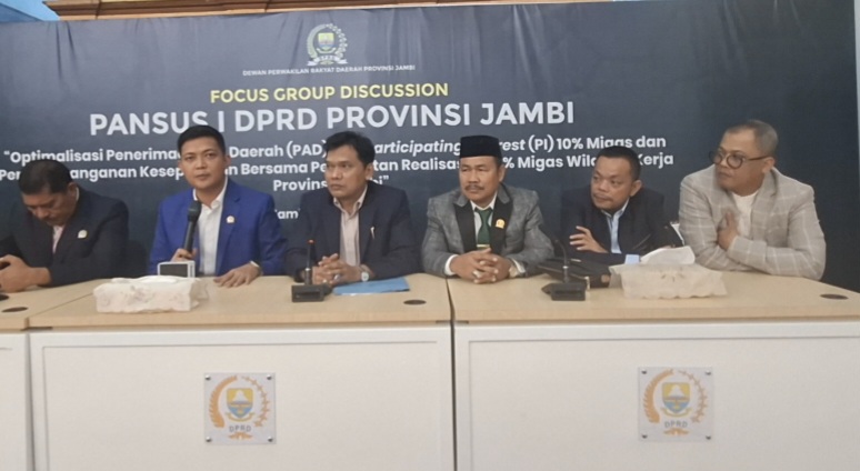 Ketua DPRD Provinsi Jambi, M Hafiz Fattah bersama Pansus l DPRD Provinsi Jambi