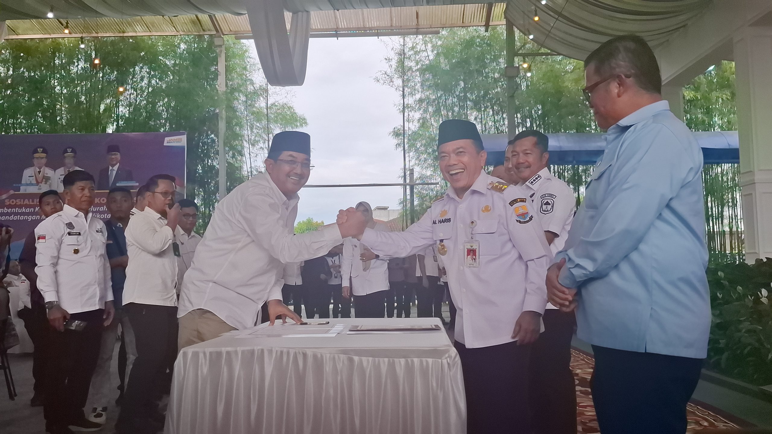 Momen mesra Gubernur Jambi, Al Haris, bersama Bupati Tanjung Jabung Barat, Anwar Sadat