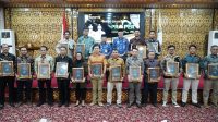 DLH Provinsi Jambi serahkan penghargaan kepada lima perusahaan
