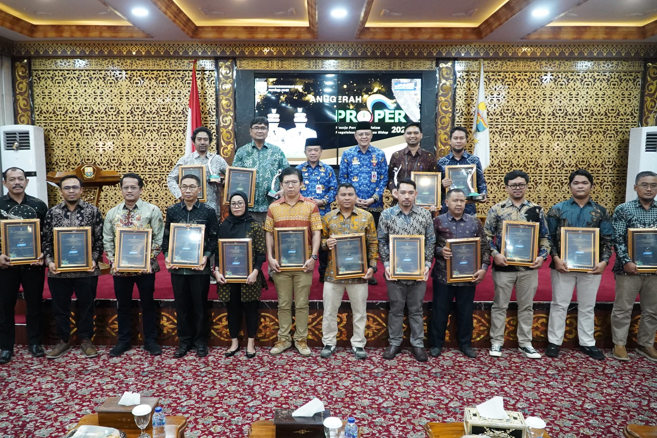 DLH Provinsi Jambi serahkan penghargaan kepada lima perusahaan