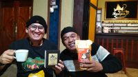 Ketua DPD Asosiasi Kopi Indonesia Jambi, Ariansyah bersama owner Caffe Radjea, Beni