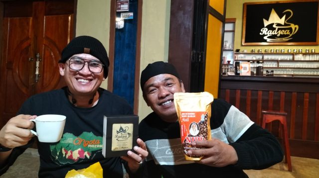 Ketua DPD Asosiasi Kopi Indonesia Jambi, Ariansyah bersama owner Caffe Radjea, Beni