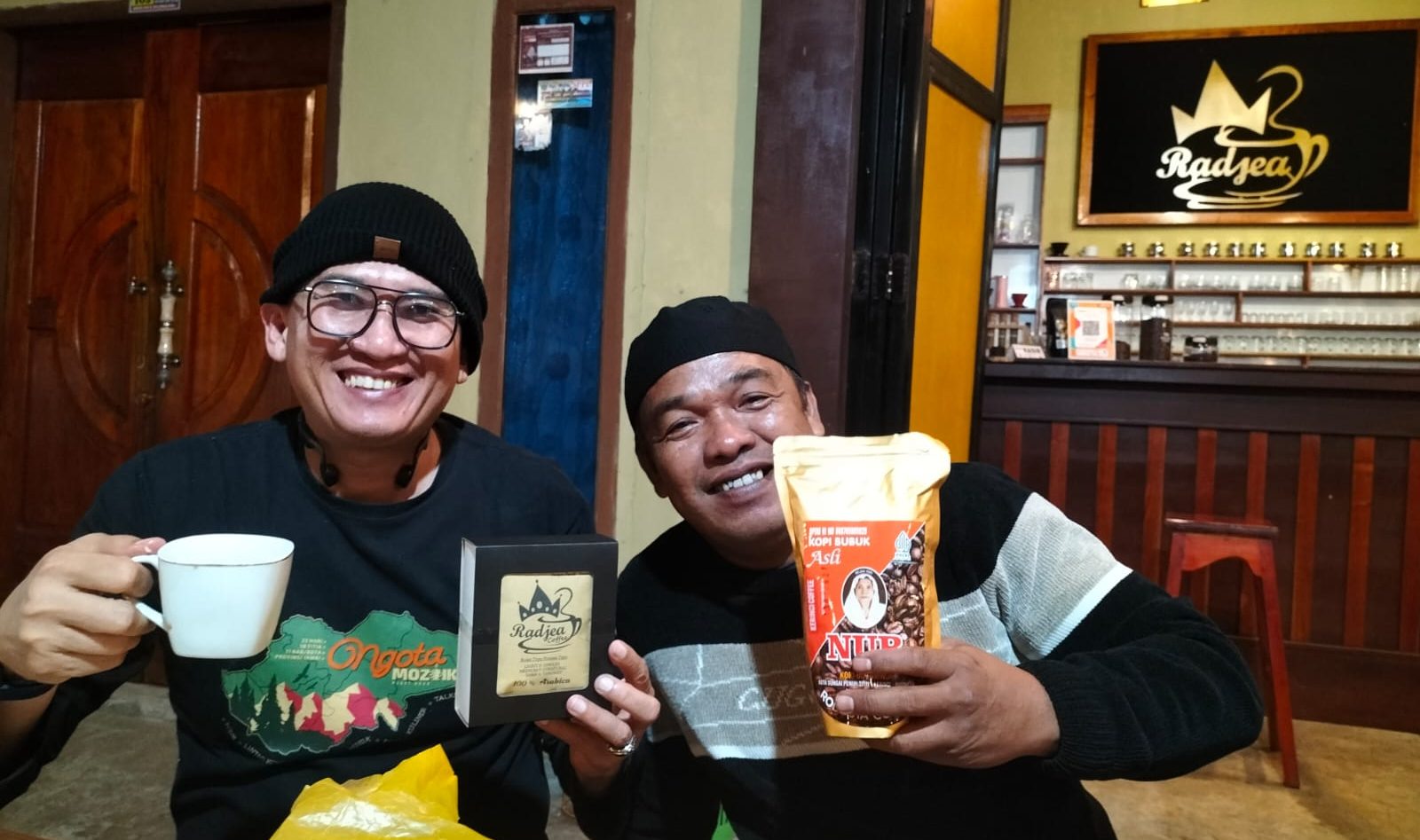 Ketua DPD Asosiasi Kopi Indonesia Jambi, Ariansyah bersama owner Caffe Radjea, Beni