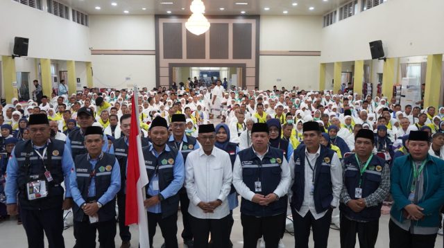 Asisten III Sekretaris Daerah Provinsi Jambi Bidang Administrasi Umum, Jangcik Mohza melepas secara resmi calon jemaah haji kloter 20