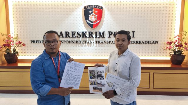 Poto setelah pengaduan di Mabes Polri Frandy Septior Nababan (kanan) didampingi Wisnu Eka Saputra, SH, kuasa hukum Deniel Candra